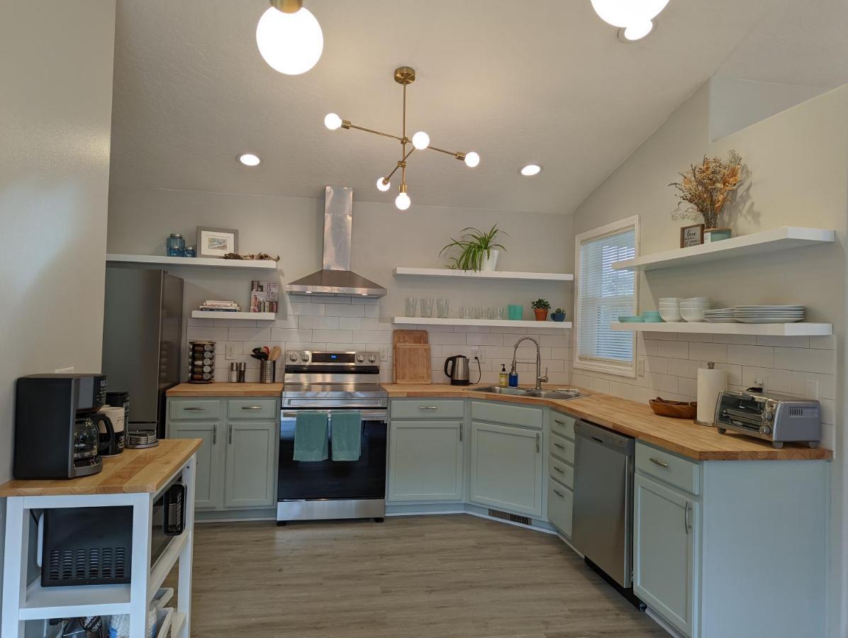 Contemporary 2-Bedroom Close To Downtown, Dining 尤金 外观 照片
