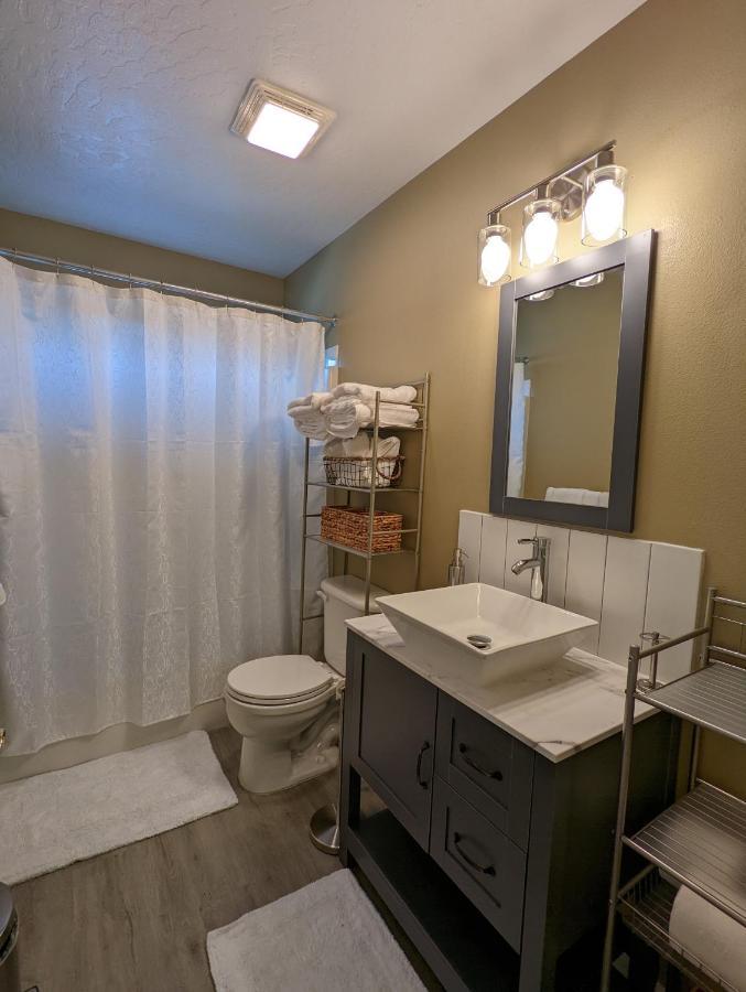 Contemporary 2-Bedroom Close To Downtown, Dining 尤金 外观 照片